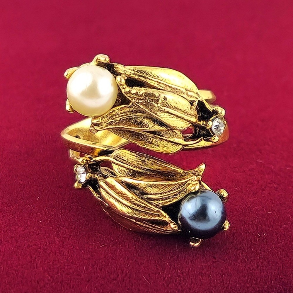 Vintage Black & White Faux Pearl Bypass Leaf Cocktail Ring Gold Tone Rhinestones